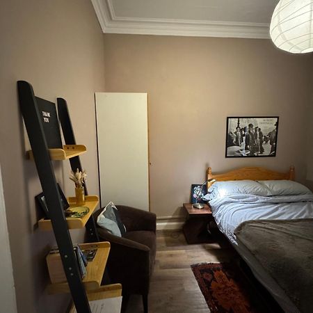 Central Room In Historic Tenement Shared Apartment Near Old Town Edinburg Exteriör bild